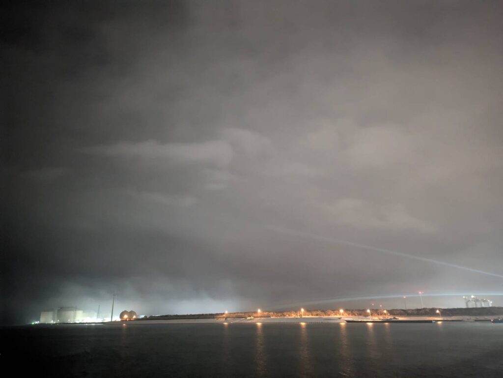 夜の港の画像
明りが見える。
