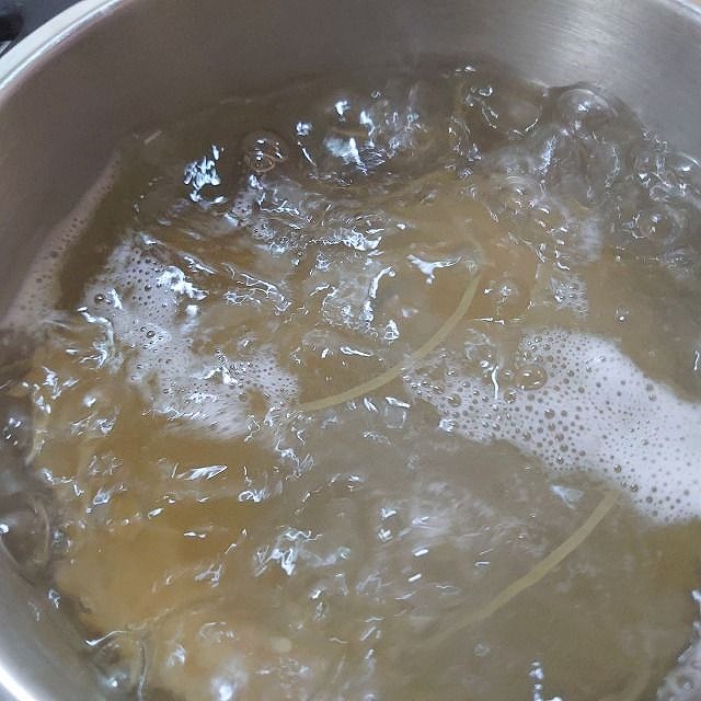 パスタを茹でる