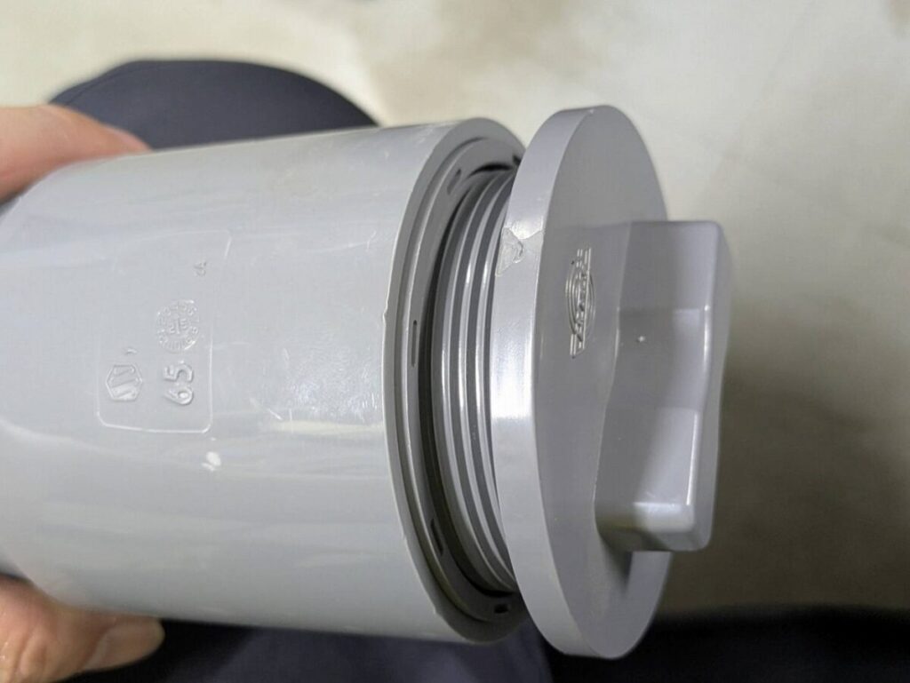 ソケットに掃除口を取り付けた画像