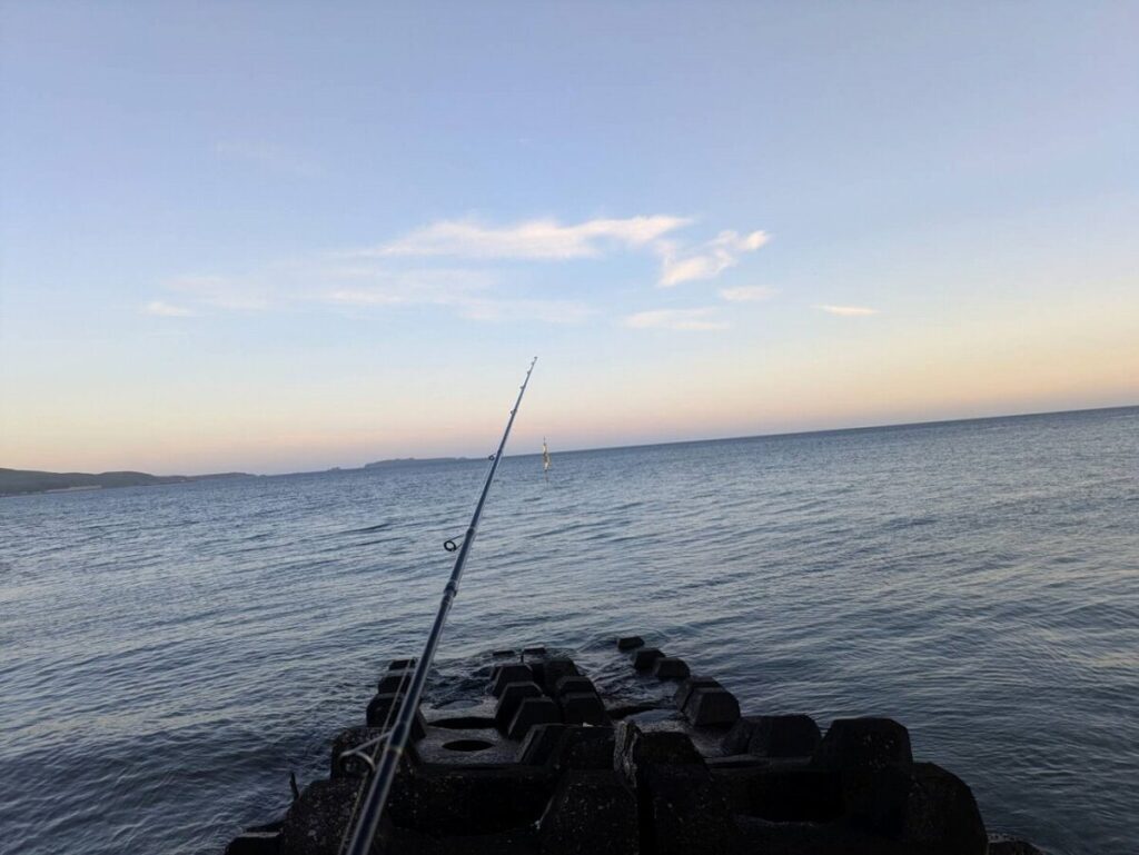 礼文島河口で釣りをする画像