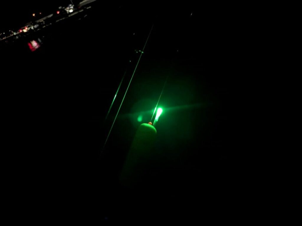 サケ用のウキに電ケミをつけて点灯している画像