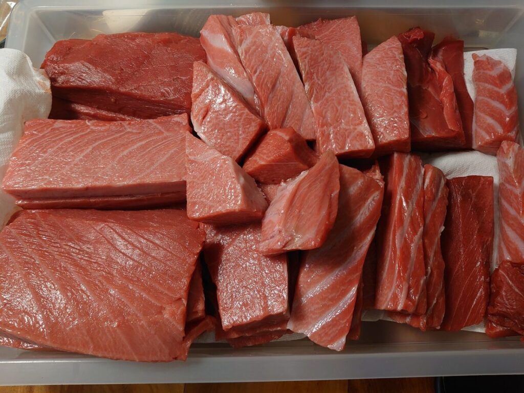 マグロ柵に捌いた画像
