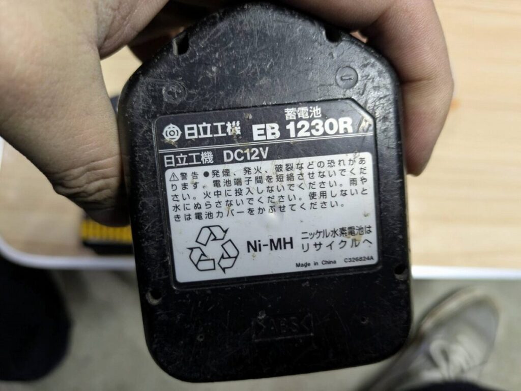 日立の12VバッテリーEB1230Rの裏面