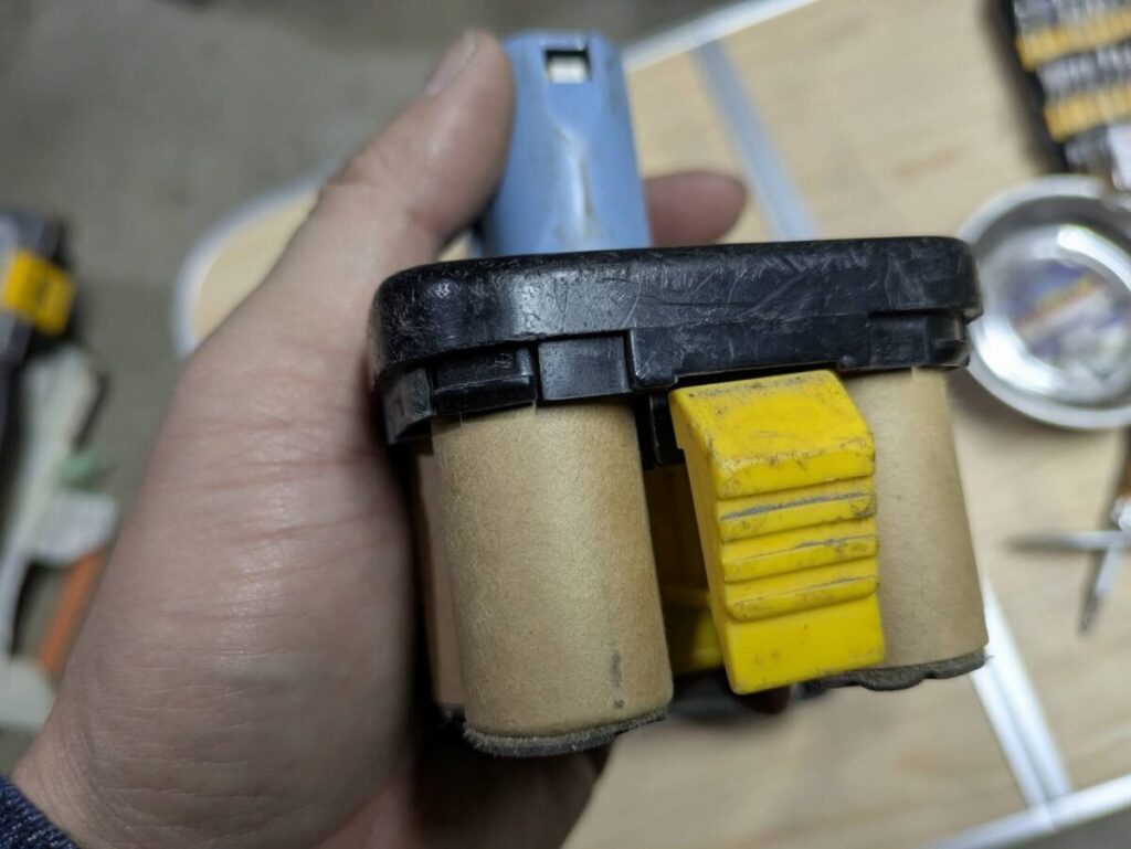 日立の12VバッテリーEB1230Rのケースを取り外してセルが見える画像