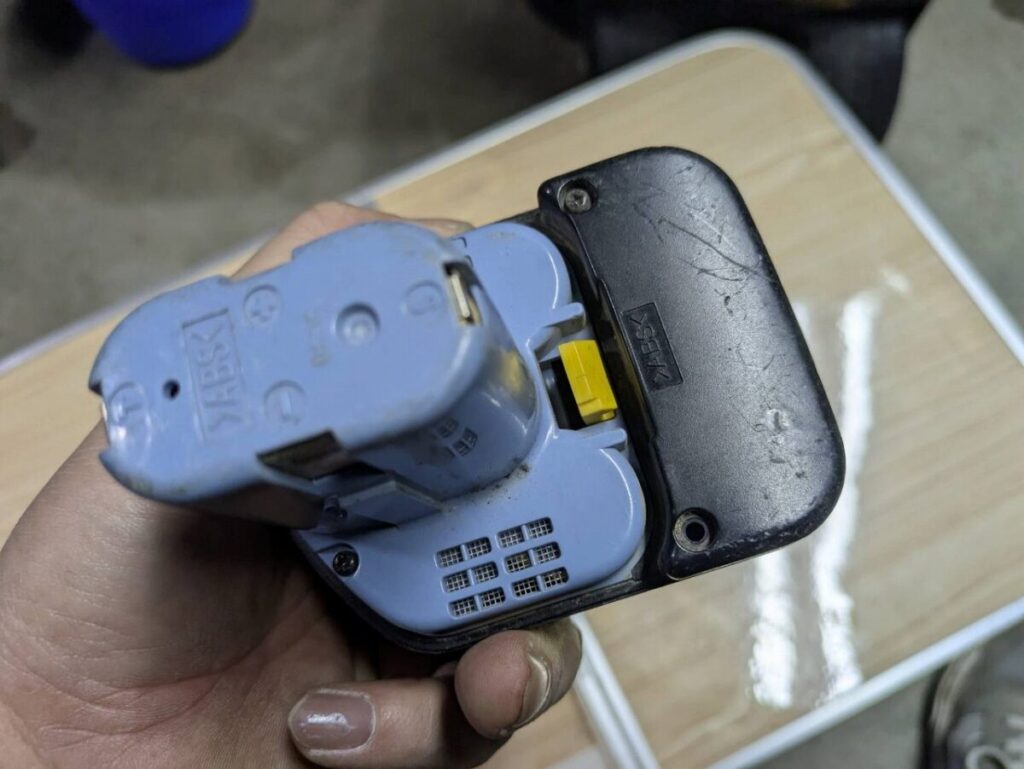 日立の12VバッテリーEB1230Rのネジを取り外す画像