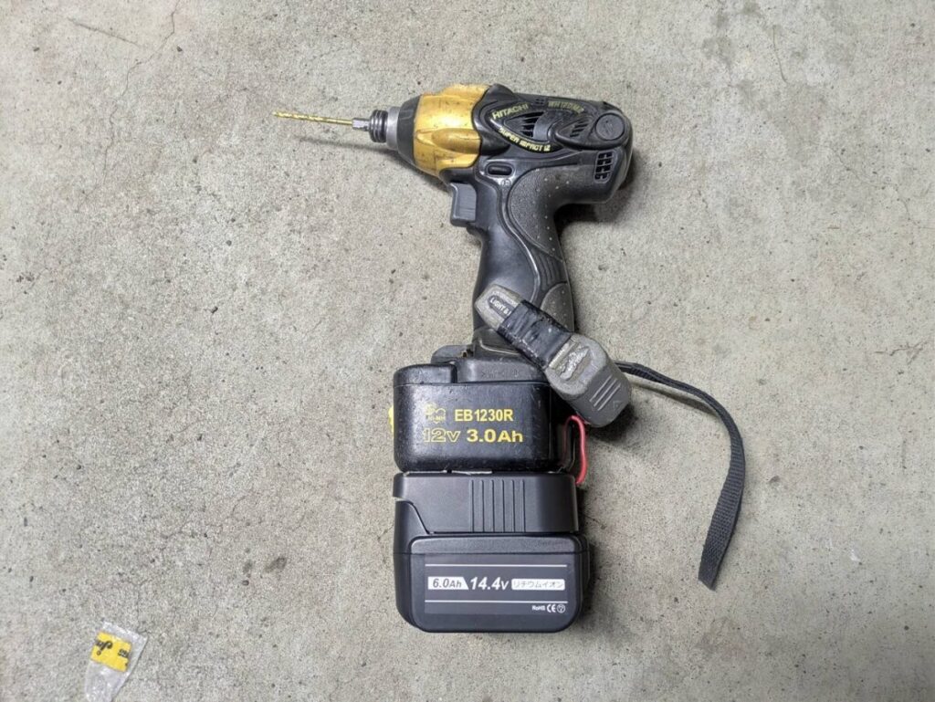 完成して、マキタの互換バッテリーとアダプターを電動インパクトドライバーに取り付けた画像