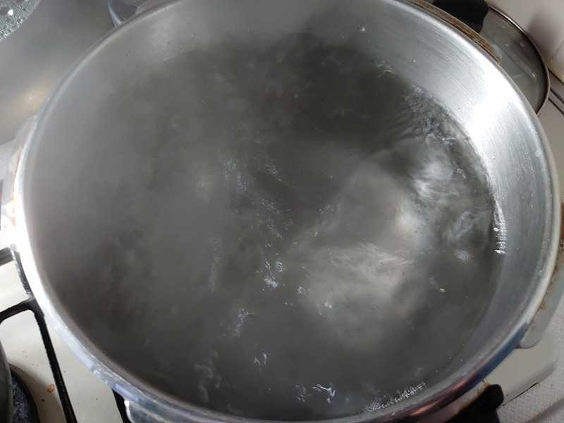 鍋で熱湯を沸かす様子
