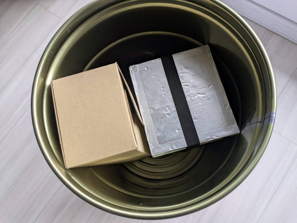 梱包したバッテリーをペール缶に入れた