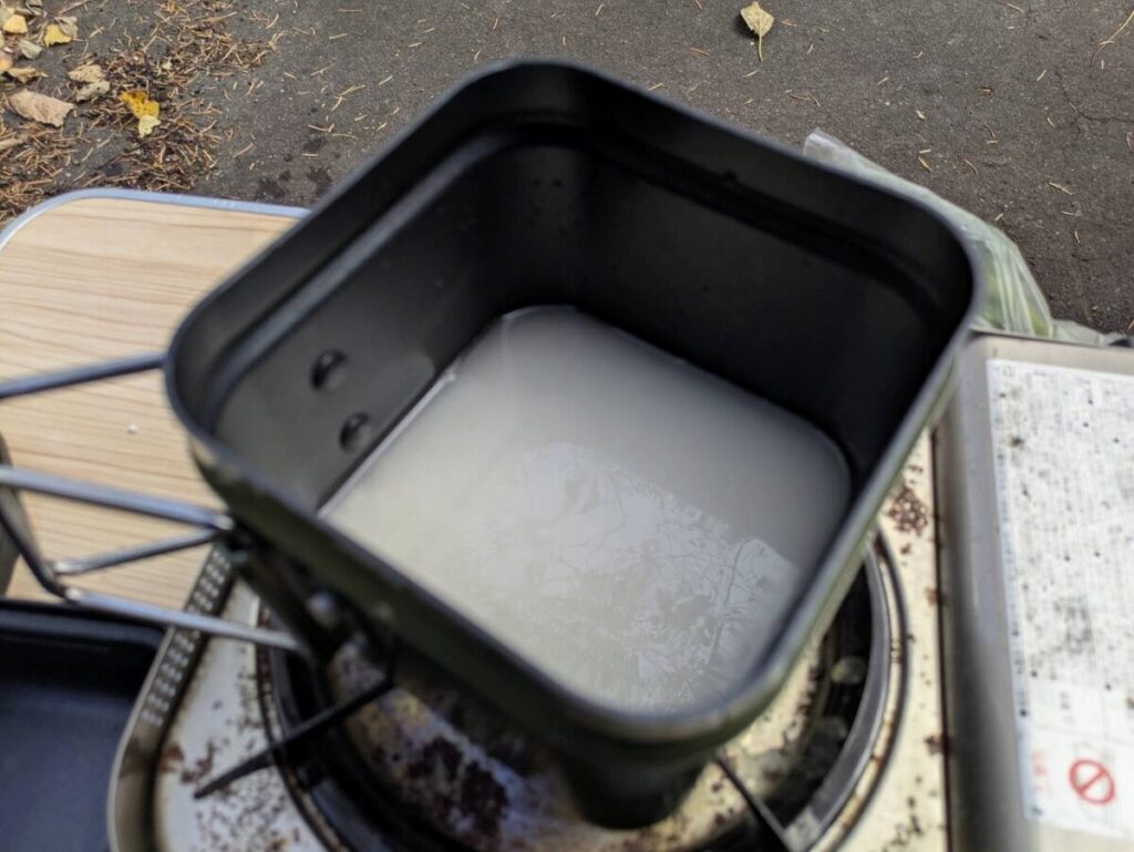 クッカーに米と水を入れた画像
