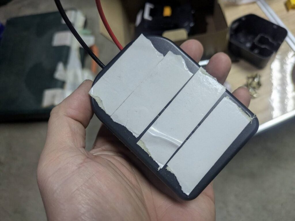 アダプターに両面テープを貼り付けた画像