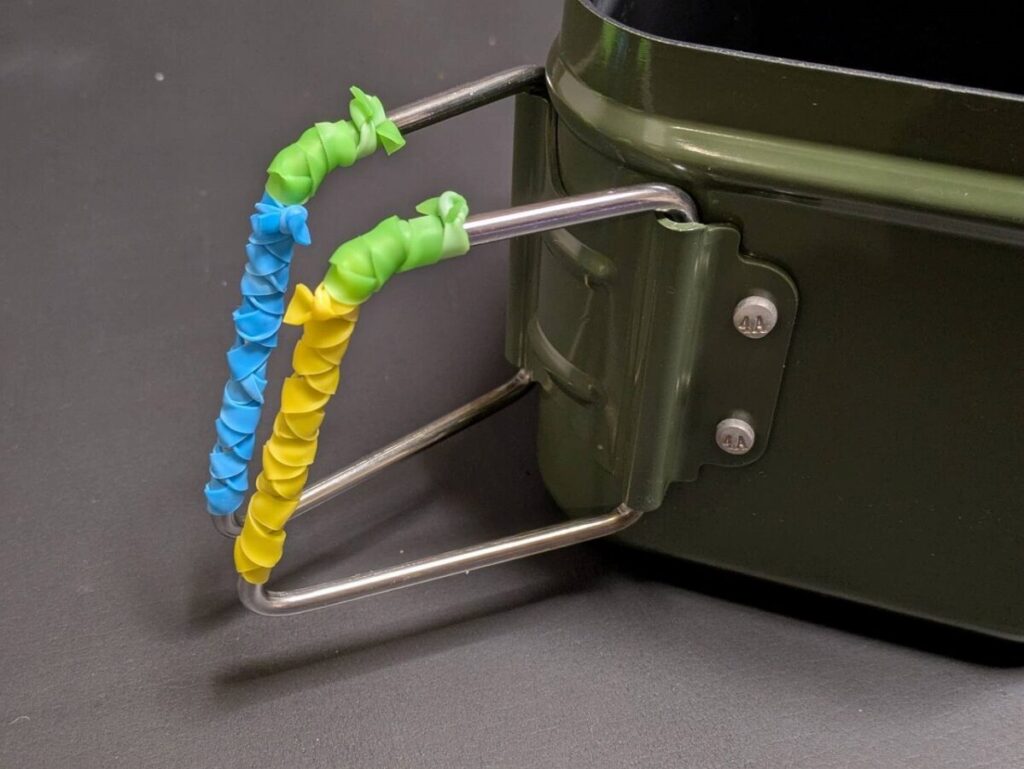 クッカーの取っ手にシリコンバンドを巻いてる画像