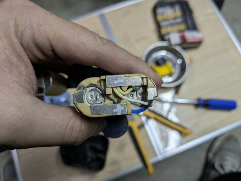 日立の12VバッテリーEB1230Rの端子部分