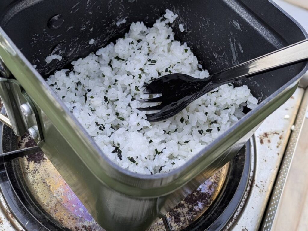 炊きあがった米をわかめご飯にした画像