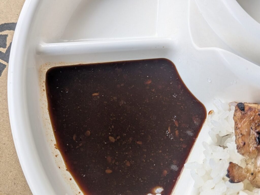 焼肉のたれを皿に入れた画像