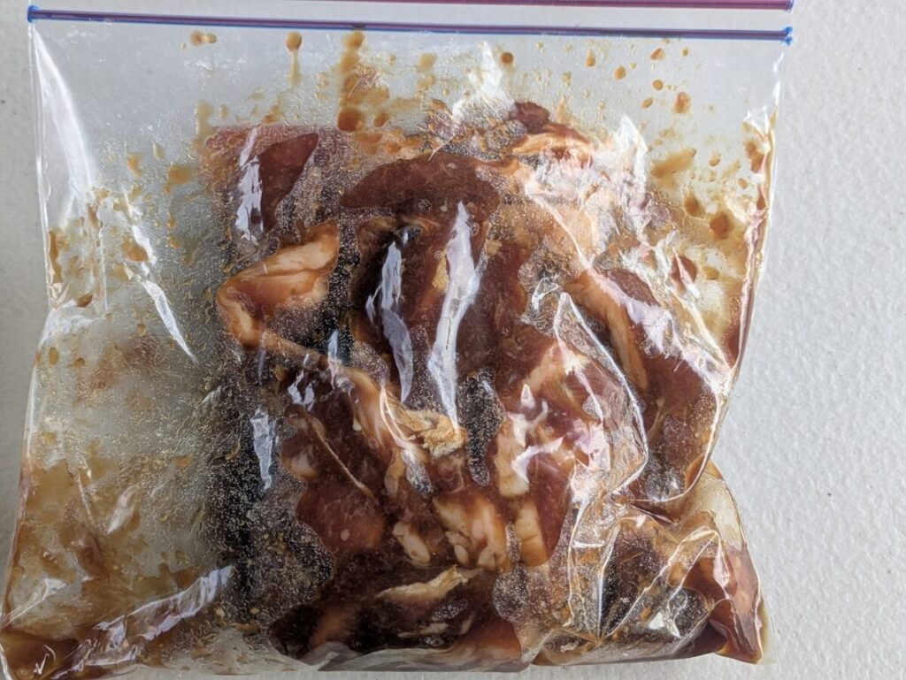 ラム肉を成吉思汗のたれで漬け込んでいる様子