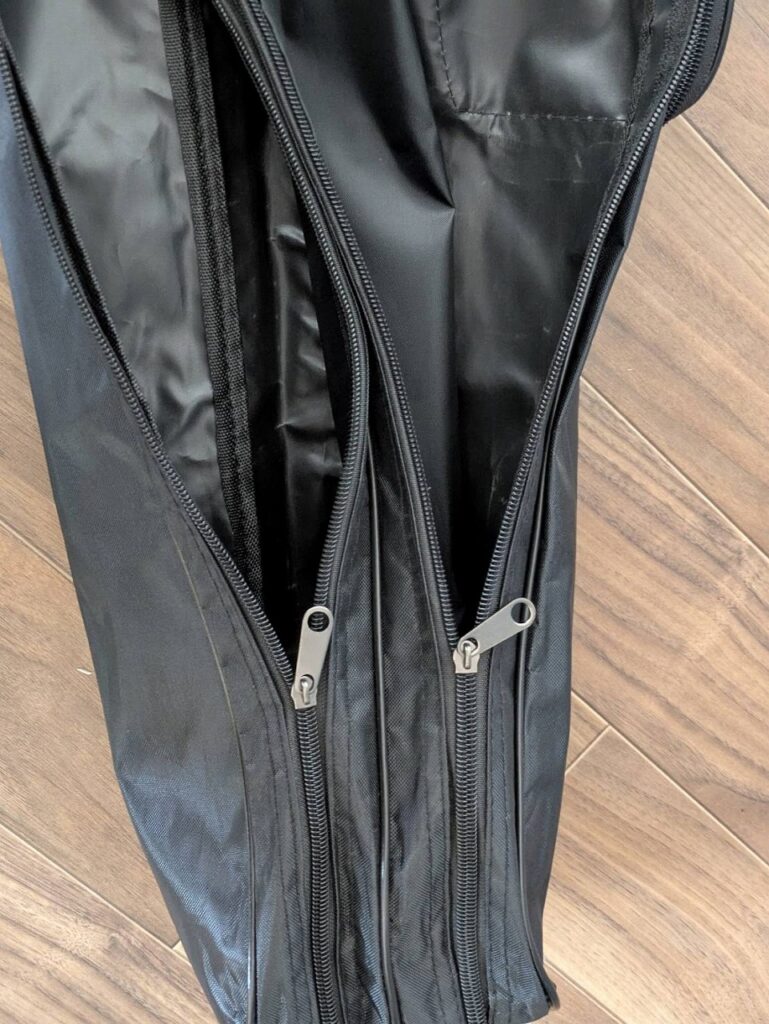 Gran Walkerロッドケースのジッパーを開いた様子。
2室ある。