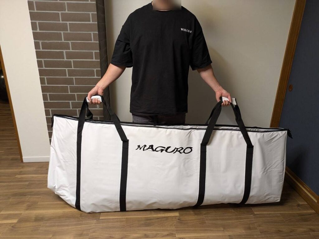 マグロメガバッグを持ち上げて全体を見せている画像