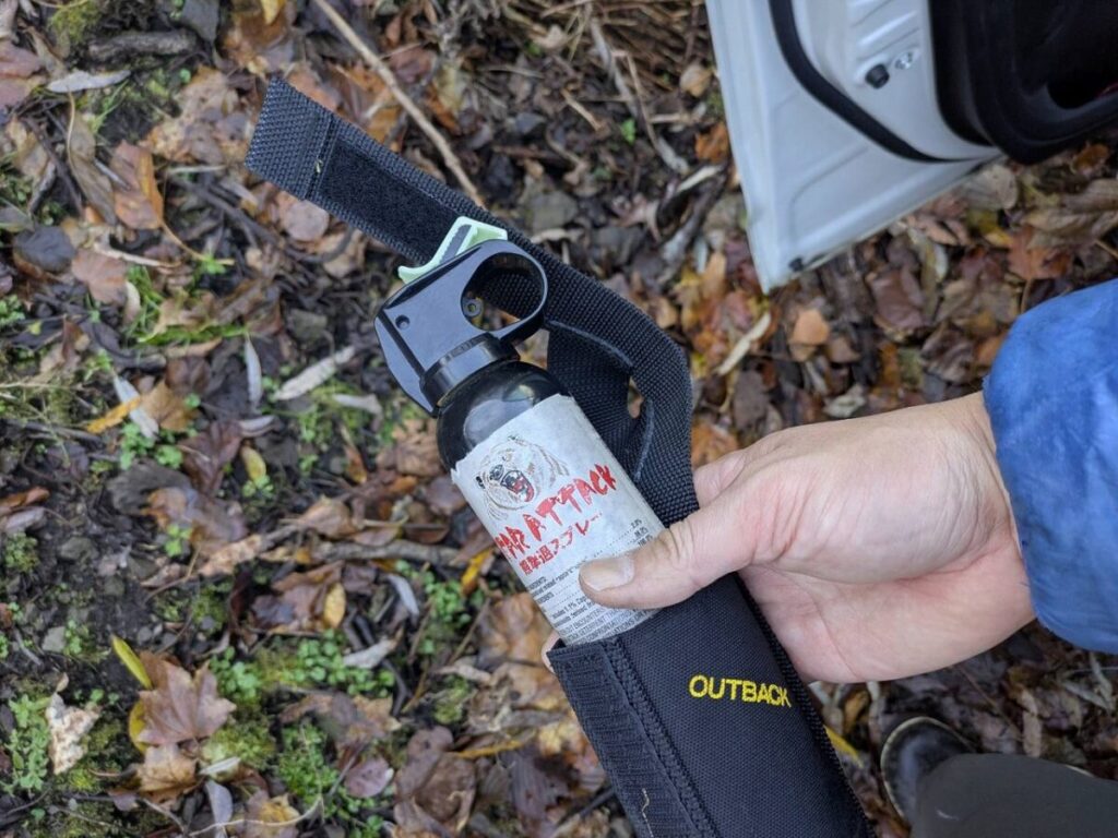 クマスプレーを持っている画像