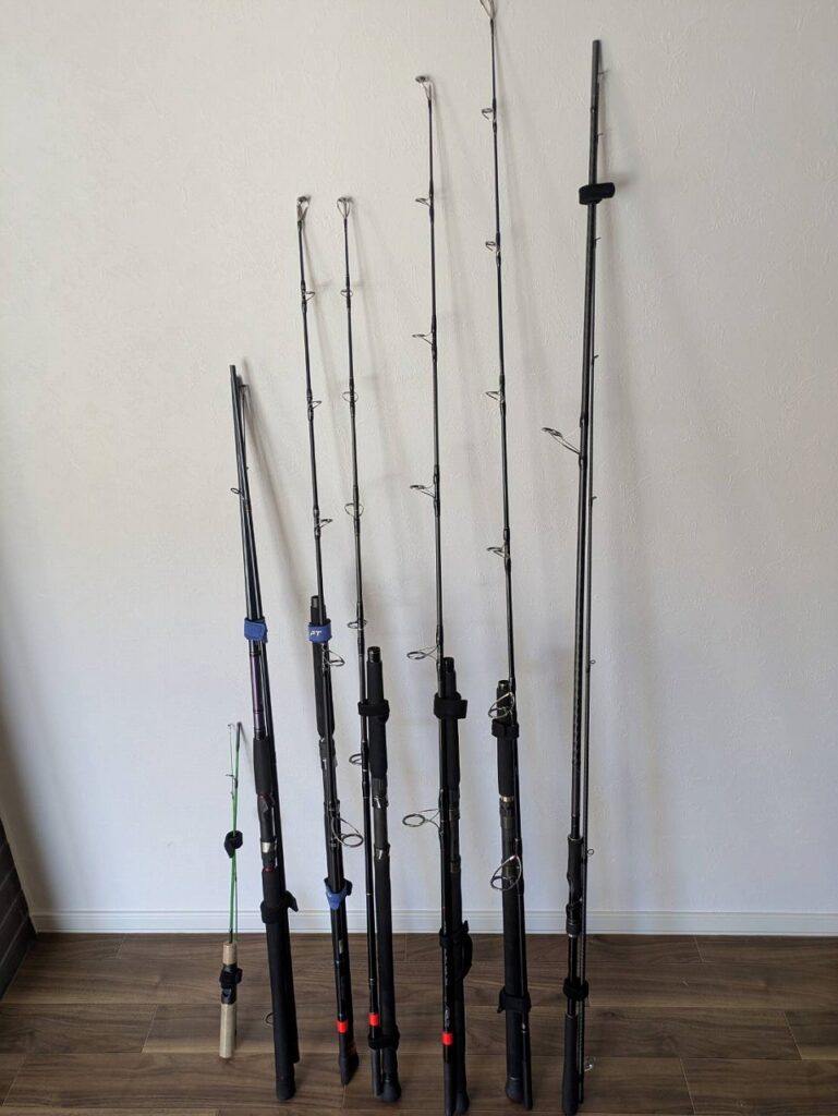 ロッドを壁に立てかけている様子
ツナロッド、サケロッド、シーバスロッド、ダイソーのロッド、計7本