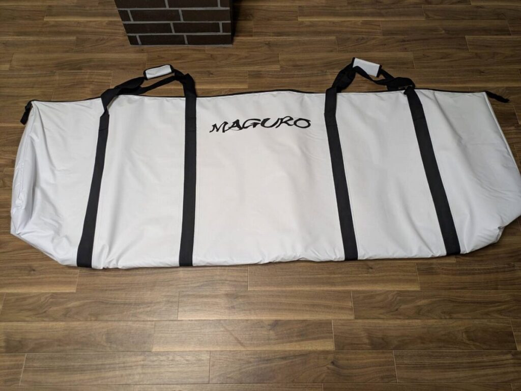 マグロメガバッグを床に置いている画像