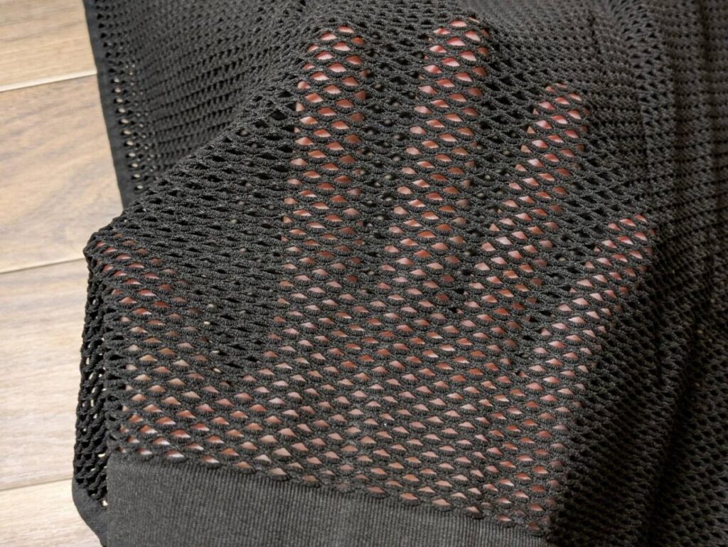 肌側ドライメッシュインナーのアップ画像。
目が粗く透けて見える。