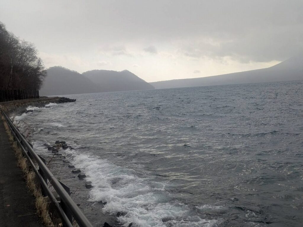 波が荒れる支笏湖畔