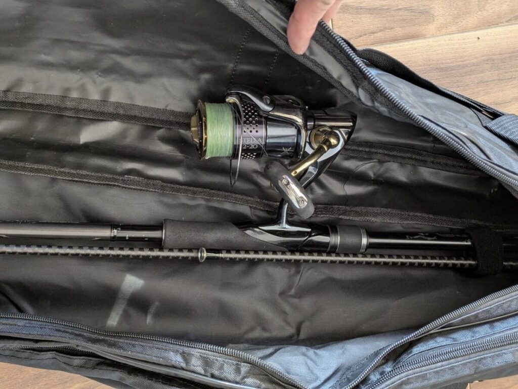 ロッドにリールを装着して収納している様子