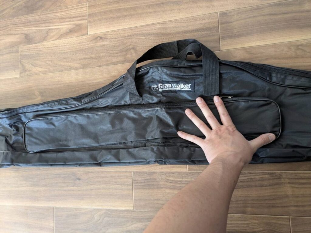 Gran Walkerロッドケースのサイドポケット。手尺で比較