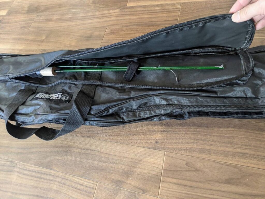 Gran Walkerロッドケースのサイドポケットにダイソーのロッドを入れた様子