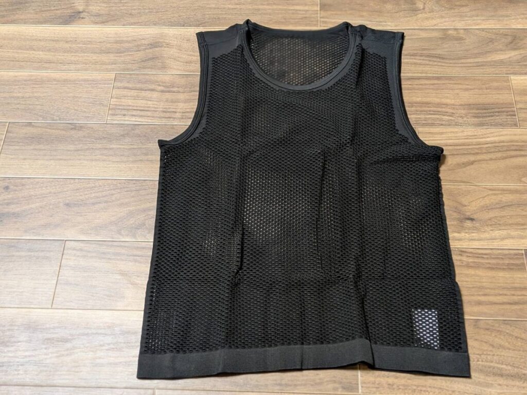 黒メッシュの肌側ドライメッシュインナーをフローリングの上に置いてる画像