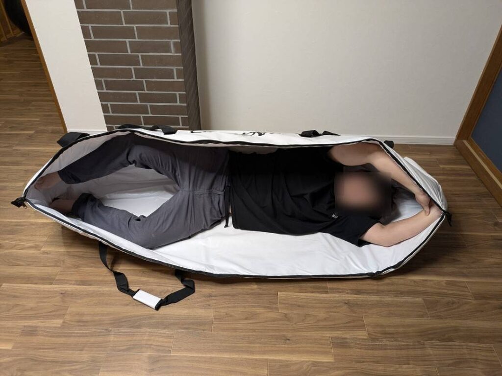 マグロメガバッグの中に185センチ100キロクラスの男性が入っている画像