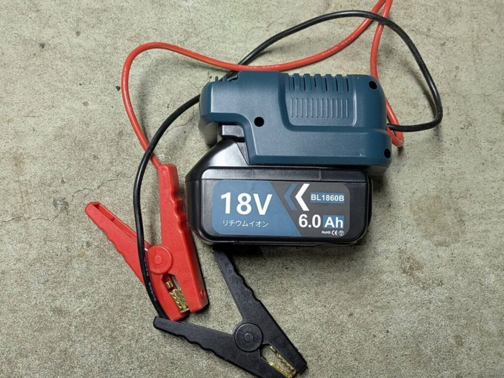 ジャンプスターターをマキタの互換バッテリーにつないだ様子