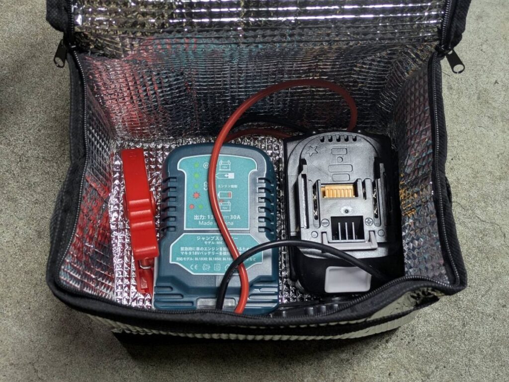 ジャンプスターターをバッテリーをケースに入れてる様子