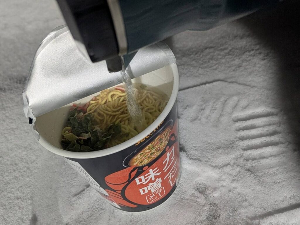 カップラーメンにお湯を注いてる様子