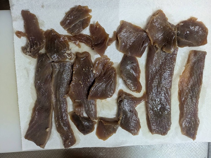 キッチンペーパーで水分を拭いたマグロ