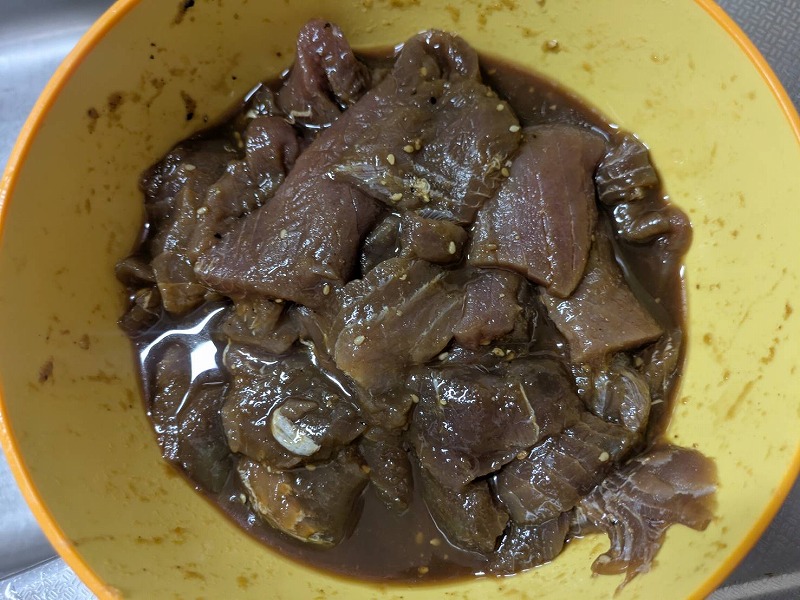 焼肉のたれに漬け込んだマグロ