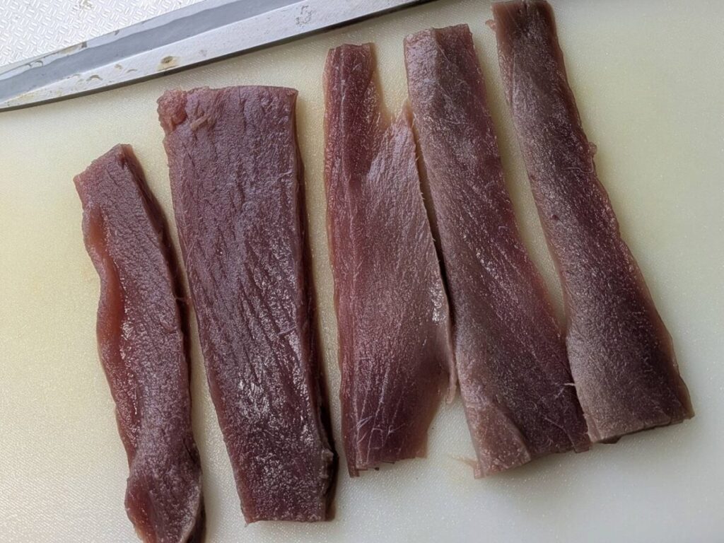 3mm~5mmの厚さに切られたマグロ