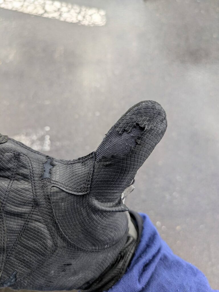 指がぼろぼろになったフィッシンググローブ