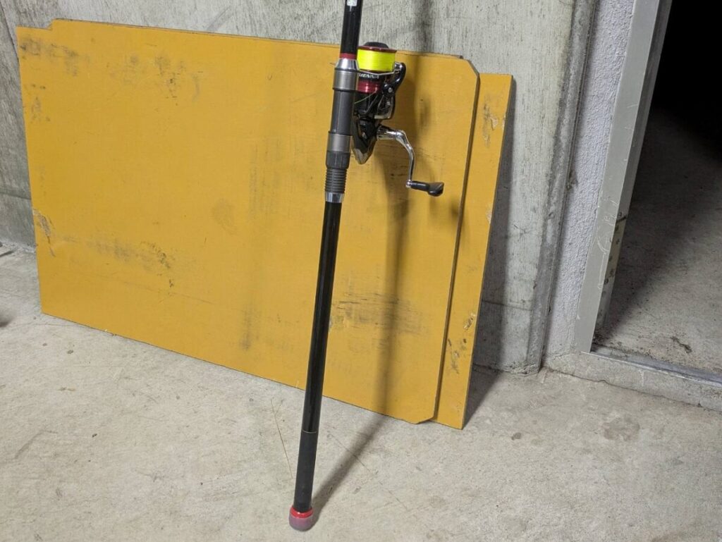 壁に立てかけたロッド
グリップエンドキャップがはめられている