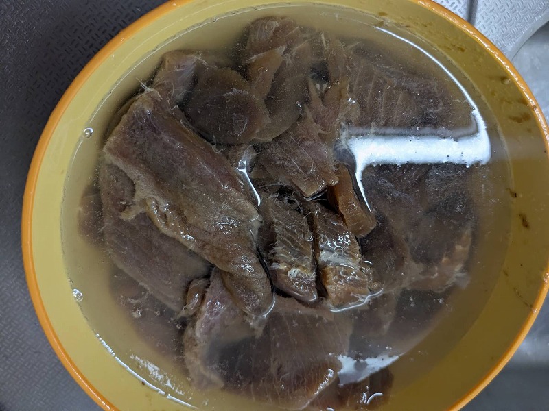 塩抜き中のマグロ