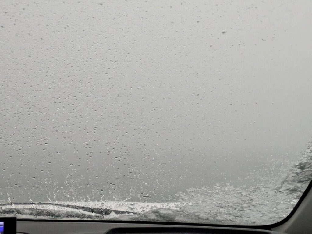 車内から屋外を眺めている画像
荒天候で何も見えない