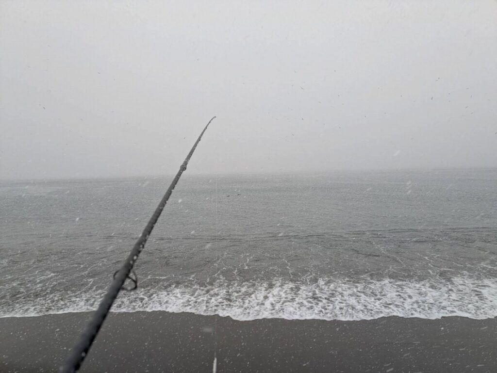悪天候のなか釣りをする様子