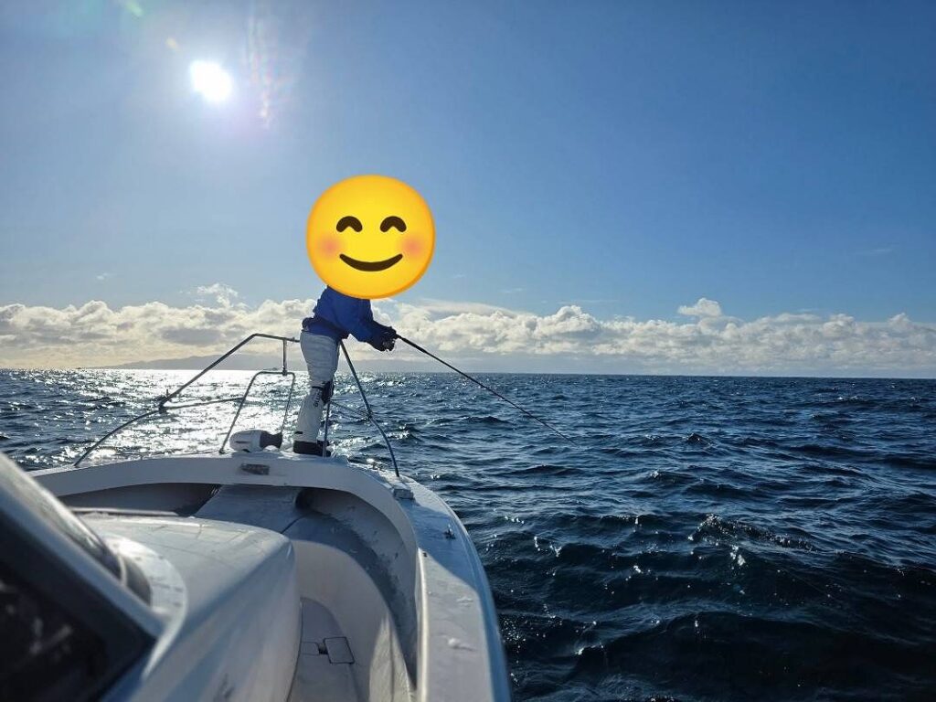 津軽海峡でモンスターマグロとファイト中の釣り人