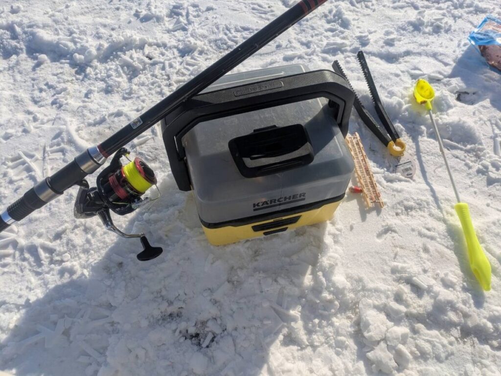 釣り終わった釣り道具と洗浄機
