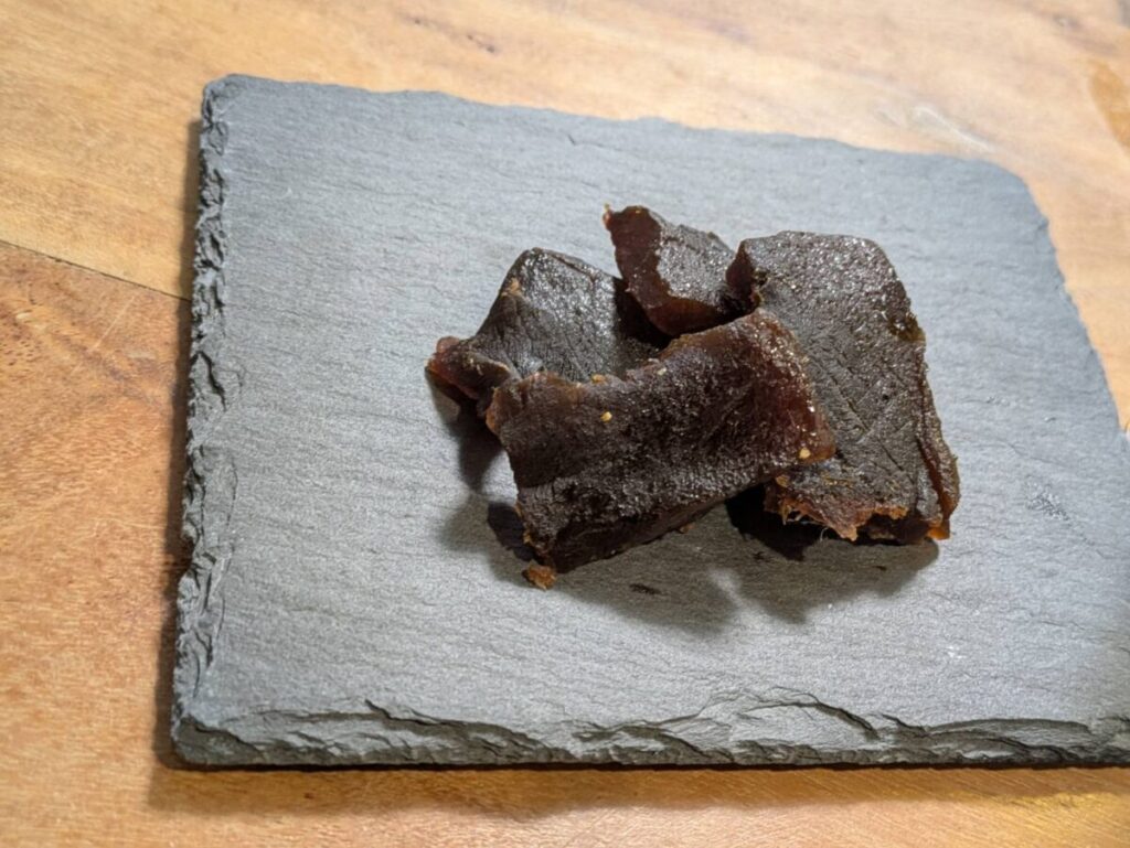 皿の上に置かれたマグロジャーキー