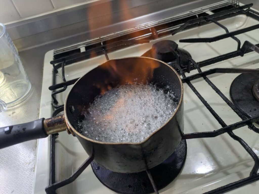 みりんと酒のアルコールを火にかけ飛ばしている