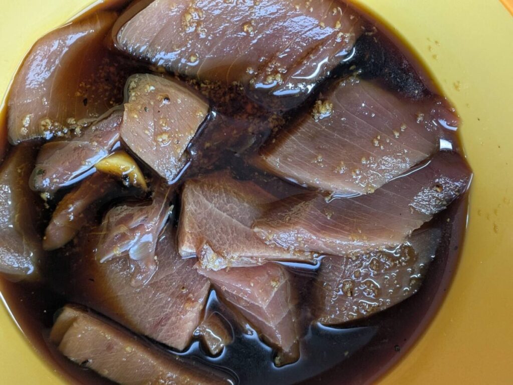 調味料に漬け込まれているマグロ