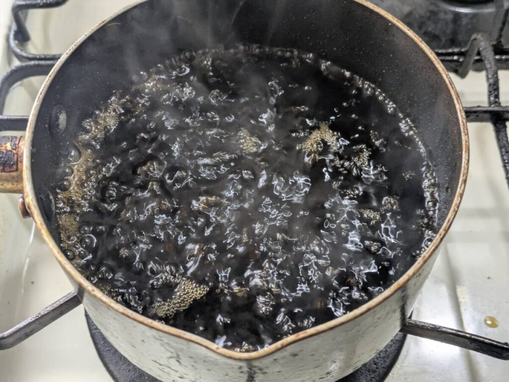 調味料を軽く煮詰めている