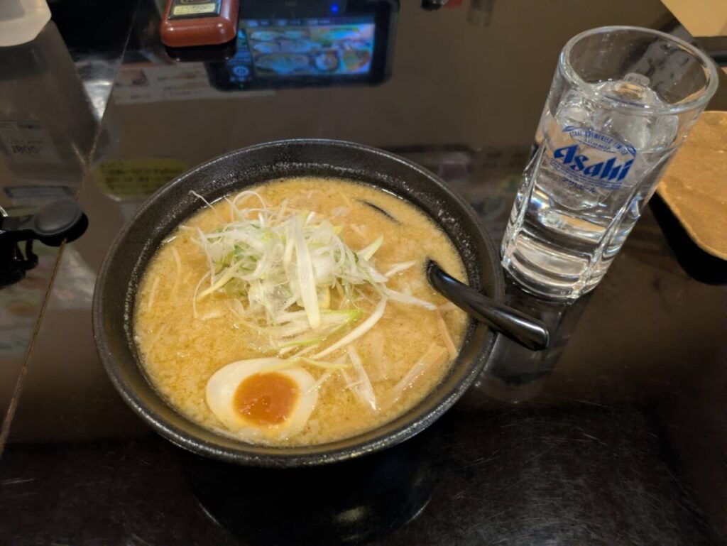 いっ徳のホルモンラーメンとビールジョッキに入った水