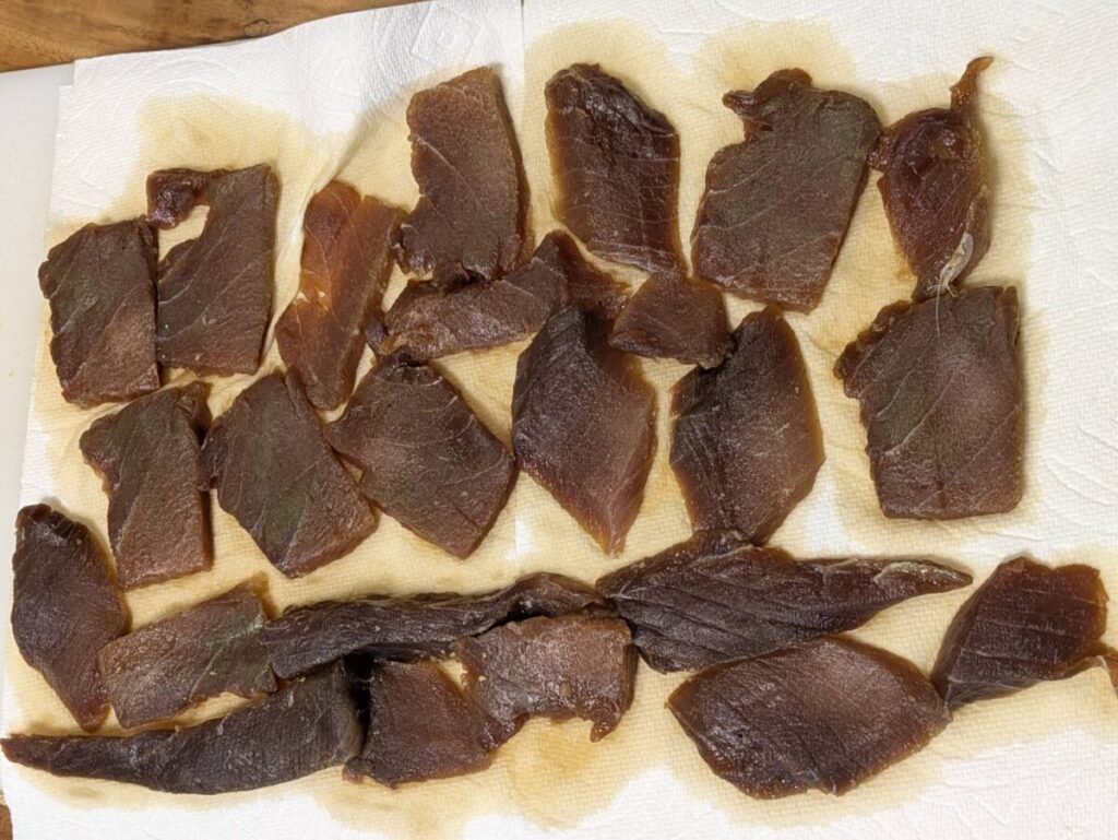 キッチンペーパーで漬けダレをふき取っている